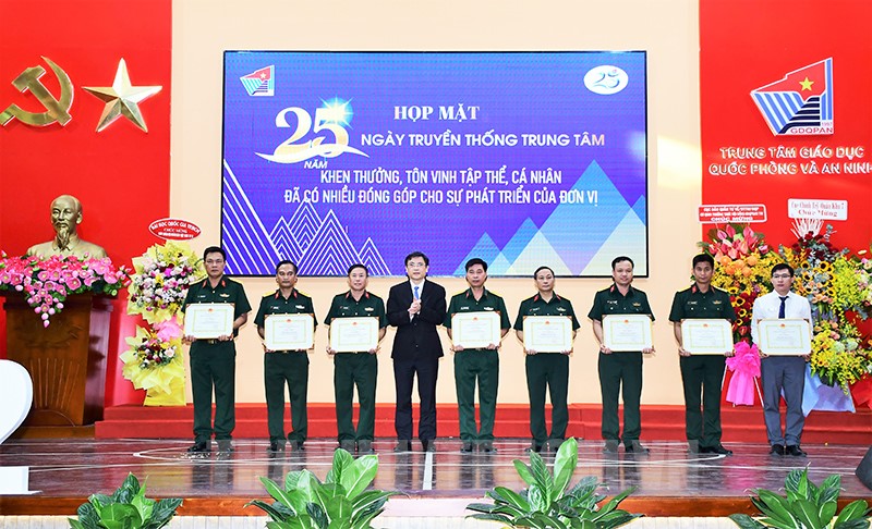 Đẩy mạnh nghiên cứu khoa học lĩnh vực giáo dục quốc phòng và an ninh